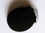 Toczek damski z woalą