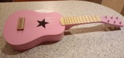 Drewniana gitara dla małej artystki