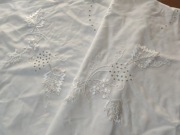 Ręcznie haftowany obrusik z koronką 85x85