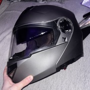 Kask motocyklowy integralny – matowy grafit, sportowy wygląd
