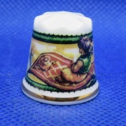 Naparstek Kolekcjonerski Moor Vellum Pottery - Aladyn na Latającym Dywanie 