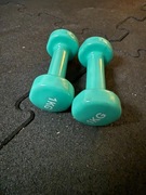 niebieskie hantle żeliwne w powłoce winylowej 2x1 kg