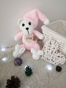 Miś w pizamce 32 cm na szydełku z imieniem maskotka handmade dla dzieci