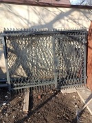 Brama wraz z furtka i trzema słupkami.