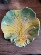 Masywna patera - liść majolika  lata 60 te