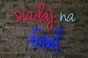 Barber, siadaj na fotel, napis led, neon