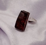 Srebrny pierścionek z bursztynem