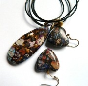 Fioletowy jaspis z bornitem, elegancka biżuteria, zestaw w złocie