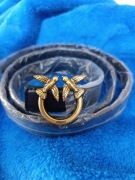 Pasek czarny ze złotą klamrą wygląda jak Pinko