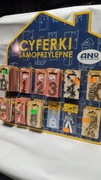 Cyfry numery samoprzylepne z tablicą do ich ekspozycji, razem 45 szt.