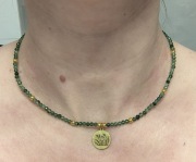 Naszyjnik choker zielony kamień naturalny stal nierdz zawieszka roślinna