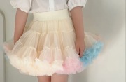 Spódniczka z falbankami z kolorowym spodem