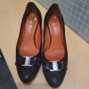 Skórzane lakierki na koturnie