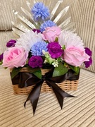 Elegancki stroik nagrobny w koszyczku - piękne, kolorowe sztuczne kwiaty!