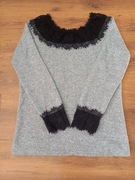 Szara damska bluzka z efektownym koronkowym dodatkiem