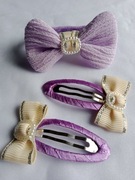 Zestaw do włosów: 1 gumka z kokardką 2 spinki z kokardkami Kolor: fioletowy