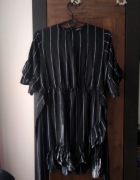 Sukienka mini M Prettylittlething czarna sukienka w paski z falbankami
