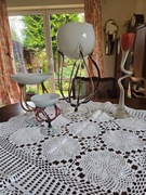 Duży szklany kielich na giętej podstawie. Makora