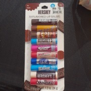 Nowe, bezbarwne, smakowe balsamy do ust.