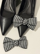 Czarno białe kokardy ozdobne klipsy do butów