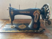 Zabytkowa maszyna do szycia marki TORPEDO