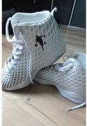 Buty sportowe ochraniające staw skokowy