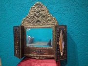 Secesyjne lustro wraz ze szczotkami do ubrań.