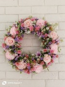 Wianek na drzwi ze sztucznych kwiatów 