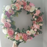 Wianek na drzwi kolor różu 