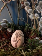 Ręcznie zdobiona drewniana pisanka (Motyw chaber i żonkil)