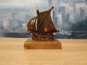 Mosiężna figurka na podstawce statek 