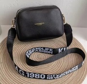 Mała torebka damska na telefon.