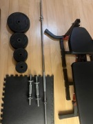 Regulowana ławeczka(gryf,stojaki) +regulowane hantle,46 kg ciężaru