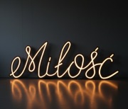 Stwórz Magię! Napis "Miłość" MDF – Wybierz Swój Kolor i Barwę Światła.