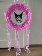 Piniata kuromi na białym tle różowy i szary i tasiemki 