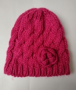 Urocza czapka dziewczęca z różą