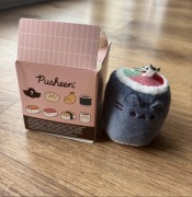Pusheen Gund Benta Surprise Plush Sushi pluszowy brelok