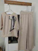 Dres z kokardą , beżowy na krótki rękaw, spodnie szwedy.