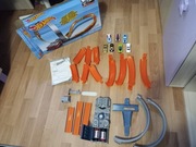 Hotwheels tor z przyspieszaczem i samochodzikami 