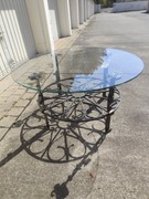 Stylowy stolik kawowy z metalową podstawą i szkłem hartowanym