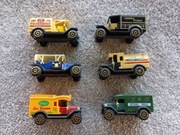 Kolekcja modeli starych ciężarówek.