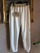 Spodnie białe/śmietanka masełko złoty pas róża kwiat