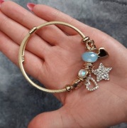 Branzoletka typ pandorka kolor złoty charmsy gwiazdką serce cyrkonie