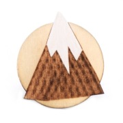 Pin, przypinka z drewna. Góra. Mountain