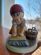 Dziewczynka szorująca podłogę Hummel 1960 r