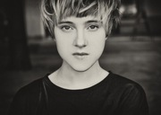 Czarno biała fotografia portret dziewczyny