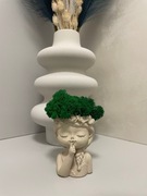 Dziewczynka betonowa z chrobotkiem