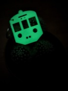 Brelok zawieszka Średni EN57 FLUO świecący w ciemności kibel,kolej,PKP, EZT