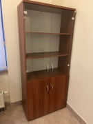 Szafka biurowa, wysoka. solidna, ze szklanymi drzwiczkami 