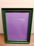 Drewniana rama ramka retro z ornamentem w kolorze butelkowej zieleni